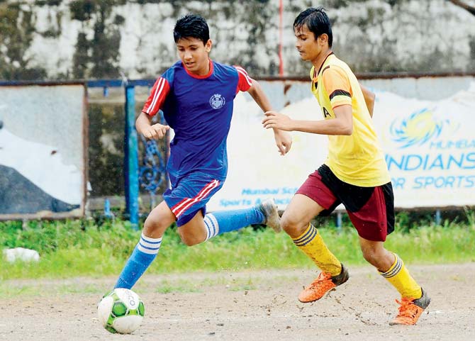 Vanij Choksi of St. Mary’s ICSE, Mazgaon (left) fights for the ball with  Sufiyan Ahmed of Raigad Military School in the MSSA Ahmed Sailor boys U-16 football tournament yesterday. Pic/ Suresh Karkera