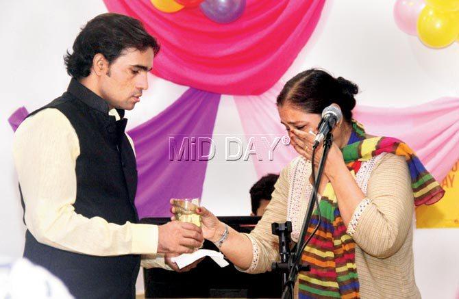 Writer Qais Jaunpuri consoles a woman during the Aao Kahen Dil Ki Baat event at Human Arts Studio and Café in Andheri. There, Jaunpuri encouraged people to open up about problems that were bothering them. Pic/Tanvi Phondekar