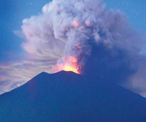 Bali's Mount Agung spews ash coloumn 2 kilometers high 