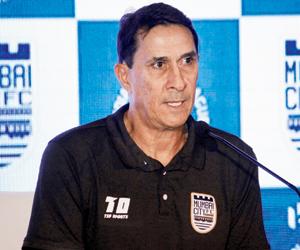 ISL preview: Mumbai favourites, but can't reckon without Delhi's ammo