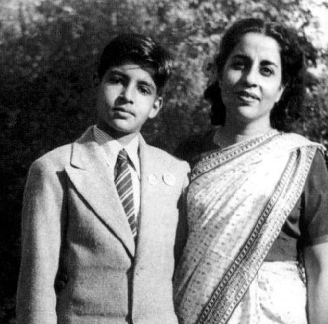 Amitabh Bachchan with mother Teji Bachchan