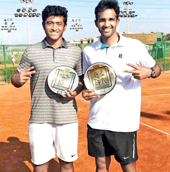 Aryan Goveas (left) and Arjun Kadhe pose with their trophies
