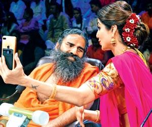 Shilpa Shetty tries to get Baba Ramdev's attention!
