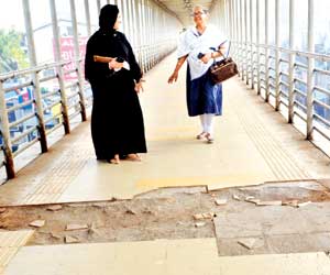 Bandra East walkway is home to slums dwellers with no space for pedestrians