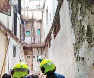 Mumbai: Two die as part of building collapses near Zaveri Bazaar