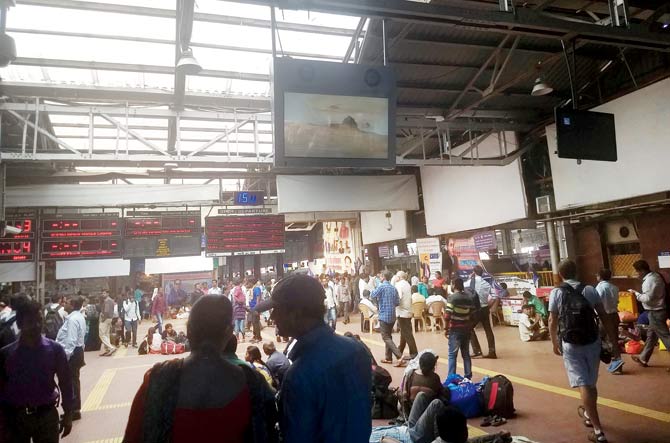 For the next couple of months, large screens installed at CSMT will be screening virtual tours of other attractions like the Taj Mahal