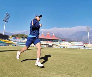 MS Dhoni trains with big gloves after a while