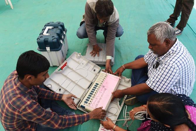 Indian officials check an Electronic Voting Machine (EVM) ahead of the 2nd phase of Gujarat Vidhan Sabha elections in Ahmedabad. Pic/AFP