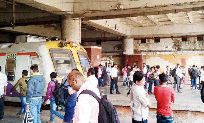 Commuters wait for Harbour line services to resume