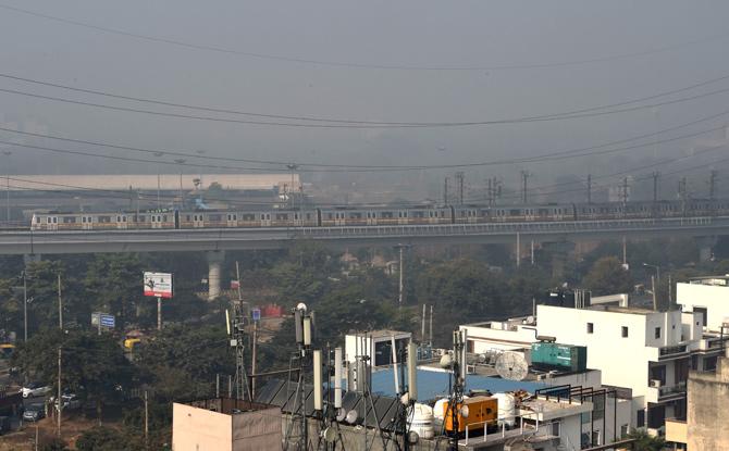 A metro train approches a station during a thick smog in Gurgaon, a suburb of New Delhi on December 29, 2017. Pic/AFP