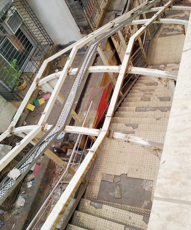 A roofless staircase of the arm that lands on Shraddhanand Road in the west