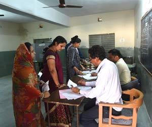 BJP races ahead in Gujarat polls, confident of retaining power