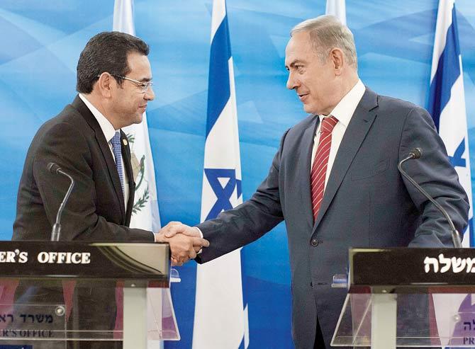 Guatemalan President Jimmy Morales (L) and Israeli Prime Minister Benjamin Netanyahu. Pic/AFP