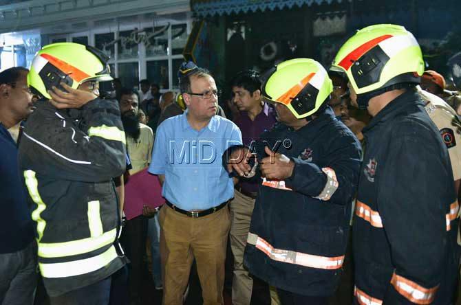 BMC Commissinor Ajay Mehta at the spot were 14 peoples died in huge fire at and dozen of them injured in fire at Houses several offices and Mojo bistro and 1 Above Restaurant Kamala Mills Lower parel. Pics/Bipin KokateBMC Commissinor Ajay Mehta at the spot were 14 peoples died in huge fire at and dozen of them injured in fire at Houses several offices and Mojo bistro and 1 Above Restaurant Kamala Mills Lower parel. Pics/Bipin Kokate