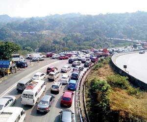Expressway turns into parking lot, as year-end rush leads to endless traffic jam