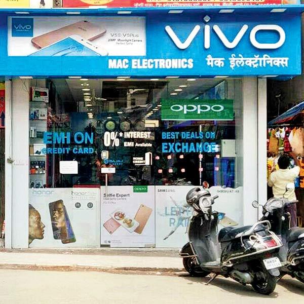 An electronics store in Thane illustrating how the signboard has names in both languages