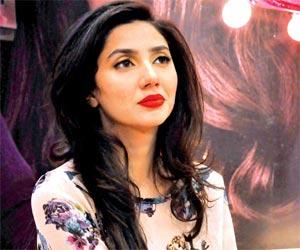 300px x 250px - Mahira Khan reacts to video in which she winces away from Javed Sheikh's  kiss