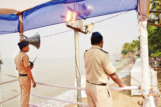 Cops have been asked to ensure nobody ventures out to the sea at Dadar. Pic/Suresh Karkera