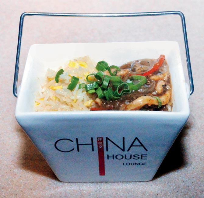Wok-fried chicken rice in black pepper