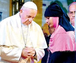 Pope Francis meets Rohingya refugees, seeks forgiveness