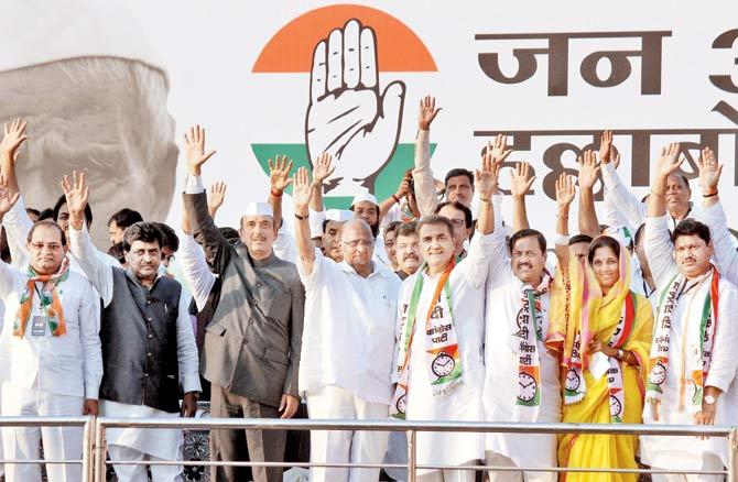 Sharad Pawar and other leaders at the massive rally which he addressed in Nagpur yesterday. Pic/PTI