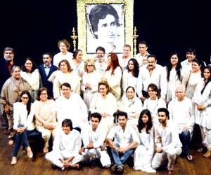 This family photo of the Kapoors at Shashi Kapoor's prayer meet is wonderful