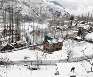 Snowfall cuts off Kashmir; air, road traffic affected