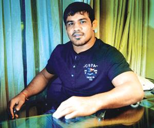 Sushil Kumar, Sakshi Malik win gold medals at Commonwealth wrestling