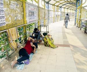 Thane skywalk occupied by hawkers and lovers, lacks space for commuters