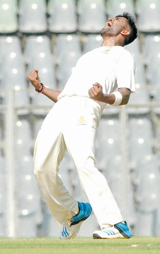 6th Karnataka skipper Vinay Kumar becomes the sixth player to take a hat-trick in the Ranji Trophy knockout stage