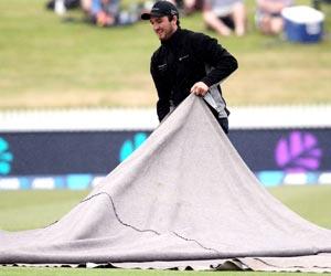 2nd Test: West Indies 87/2 against New Zealand when rain sets in