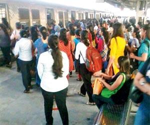 Mumbai: RPF make women commuters queue up before boarding suburban local trains