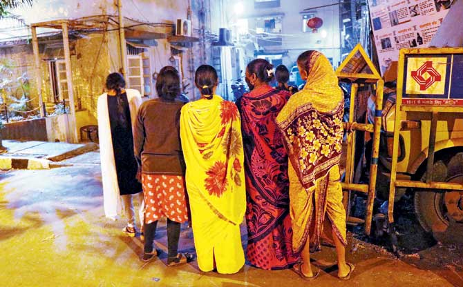 The group of eight women drove all the way from Pune to Mumbai to confront the accused at his house. Pics/Rajesh Gupta