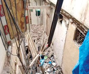 Mumbai: Death toll of building that collapsed at Zaveri Bazaar rises to four