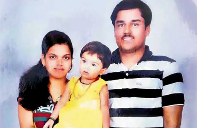 Aniket Kothale with wife Sandhya and daughter Pranjal before his custodial death