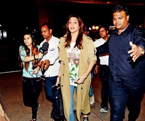 Is Anushka Sharma heading out of the country with family to wed Virat Kohli?