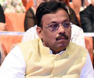 Mumbai: Vinod Tawde meets girl who was asked to do 500 sit-ups by teacher