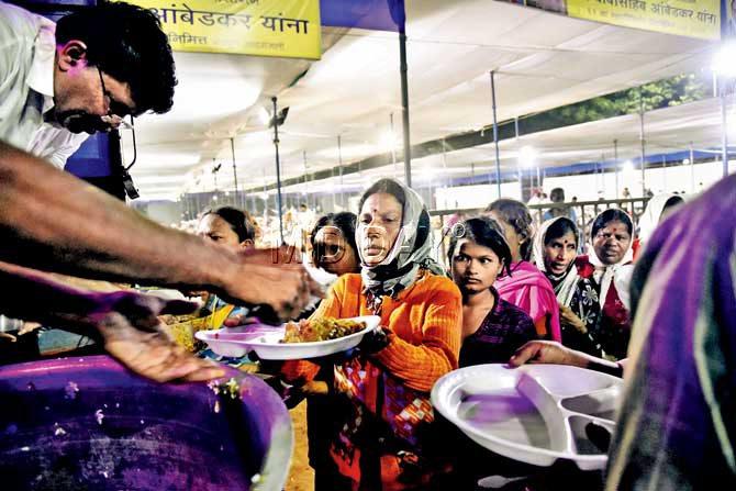 An NGO fed around 300 followers at Shivaji Park last night. Pics/ Pradeep Dhivar