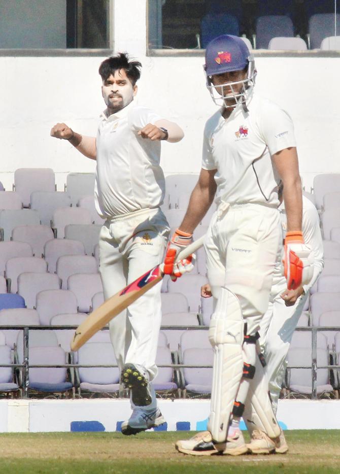 Karnataka captain Vinay Kumar (left) celebrates the dismissal of his opposite number, Aditya Tare on Day Four of the Ranji Trophy  quarter-final at the VCA Stadium in Nagpur yesterday. PIC/PTI