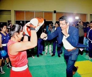 Mary Kom approves sports minister Rathore's boxing moves 