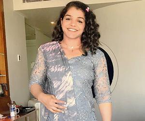 Sakshi Malik is all smiles in a grey and yellow salwar kameez. See photo!