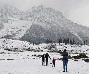 Holidaymakers throng Himachal hills to soak in New Year's spirit