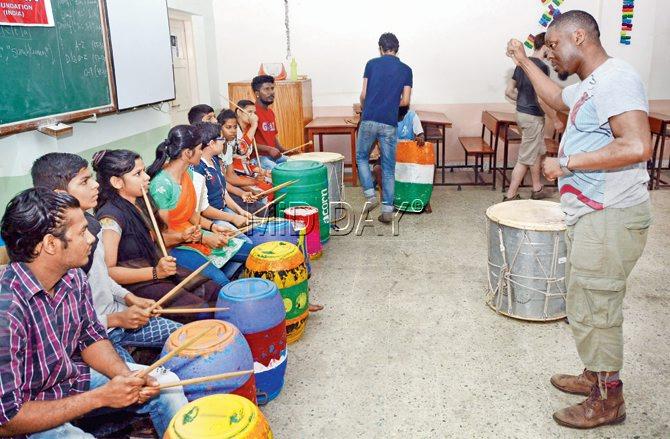 London-based drummer Sam Agard instructs participants at a drumming workshop. Pics/sayyed Sameer Abedi