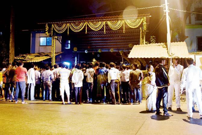 Shiv Sena candidates protested against the improper distribution of tickets at Matoshree, Kala Nagar, on Wednesday night. Pic/Sameer Markande