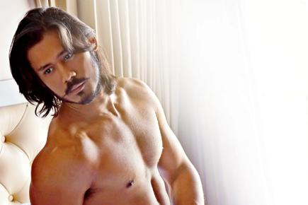 Whoa! This actor posed naked for a photo shoot