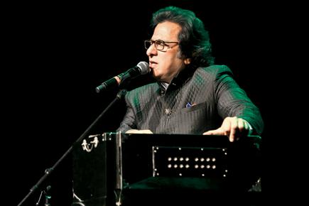 Talat Aziz goes solo in Mumbai after four years