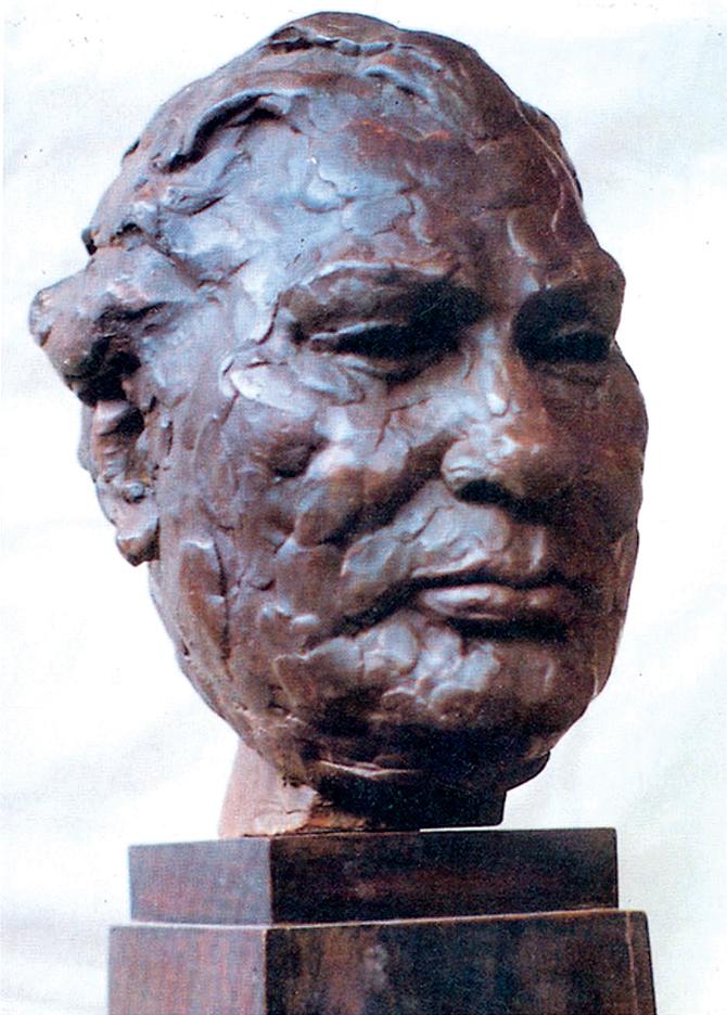 Pappa, a bronze sculpture by  NL Sonawdekar won the  Governor
