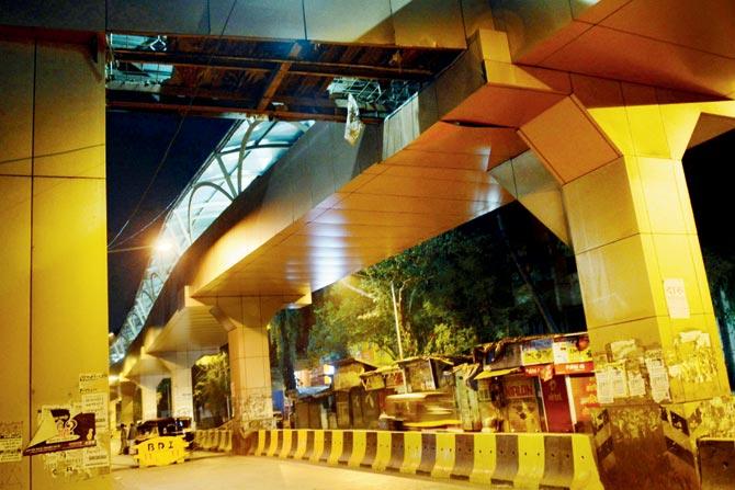 The road under the flyover that is now closed. Pic/ Nimesh Dave