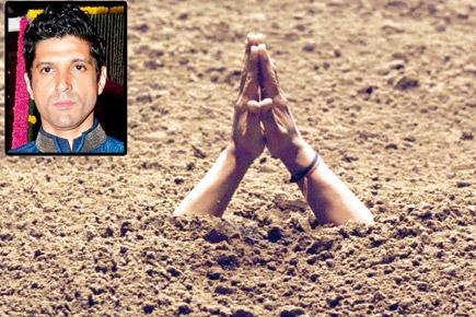 When Farhan Akhtar buried himself in sand for film shoot!