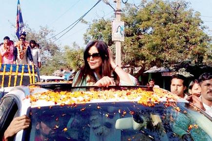 Zeenat Aman adds to glamour quotient at road show